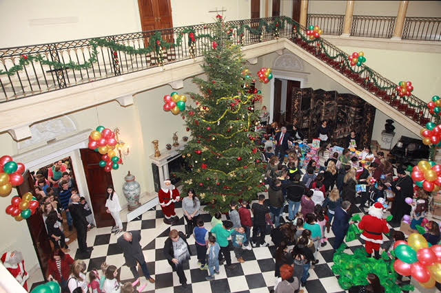 More Than 1,000 Children at Traditional White Palace Christmas Reception 