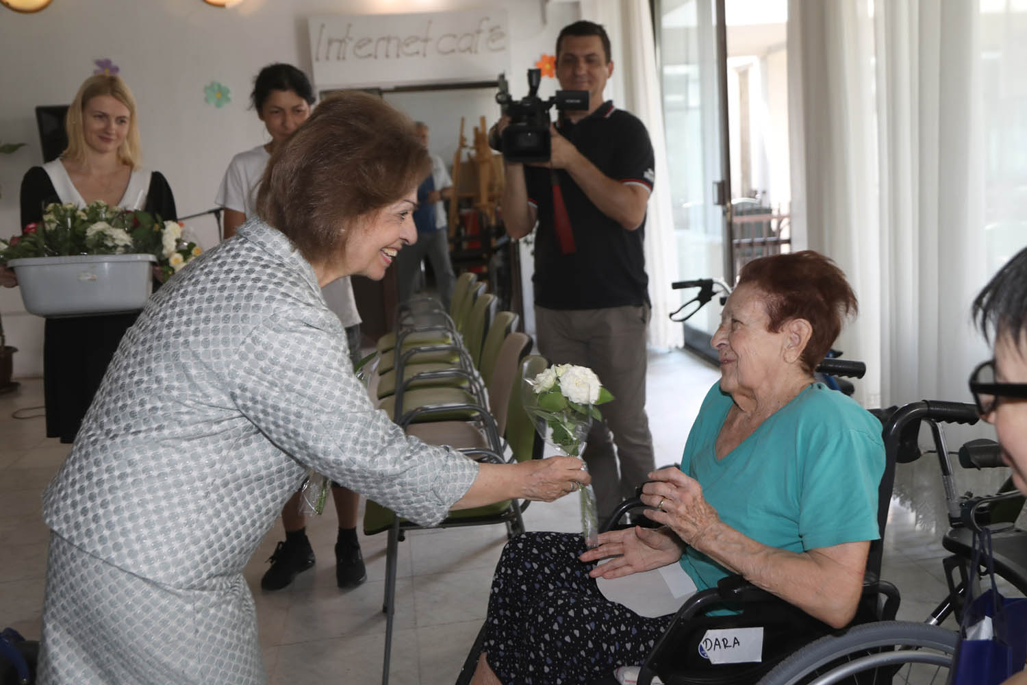 CROWN PRINCESS KATHERINE’S ROYAL GARDEN ROSES FOR ELDERLY LADIES