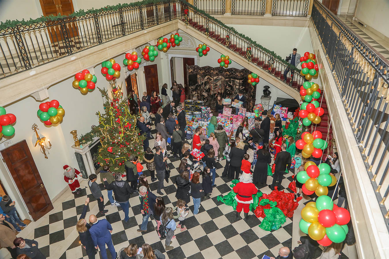 ROYAL FAMILY’S CHRISTMAS RECEPTION REJOICES MORE THAN 1,000 CHILDREN